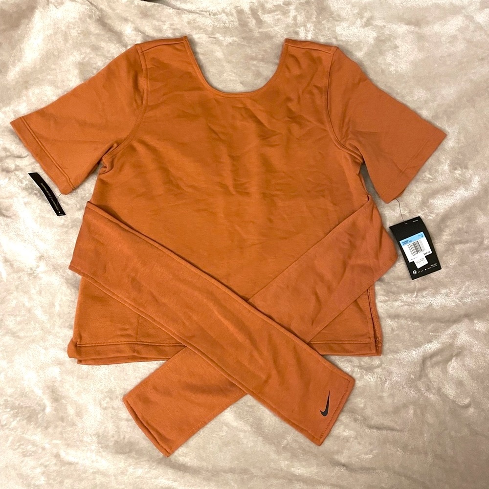 NWT NIKE Women’s Short Sleeve Yoga Training Top. Dusty Peach color. Medium.